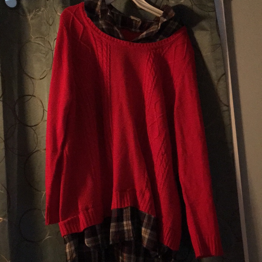 Sweater with plaid collar and bottom material.